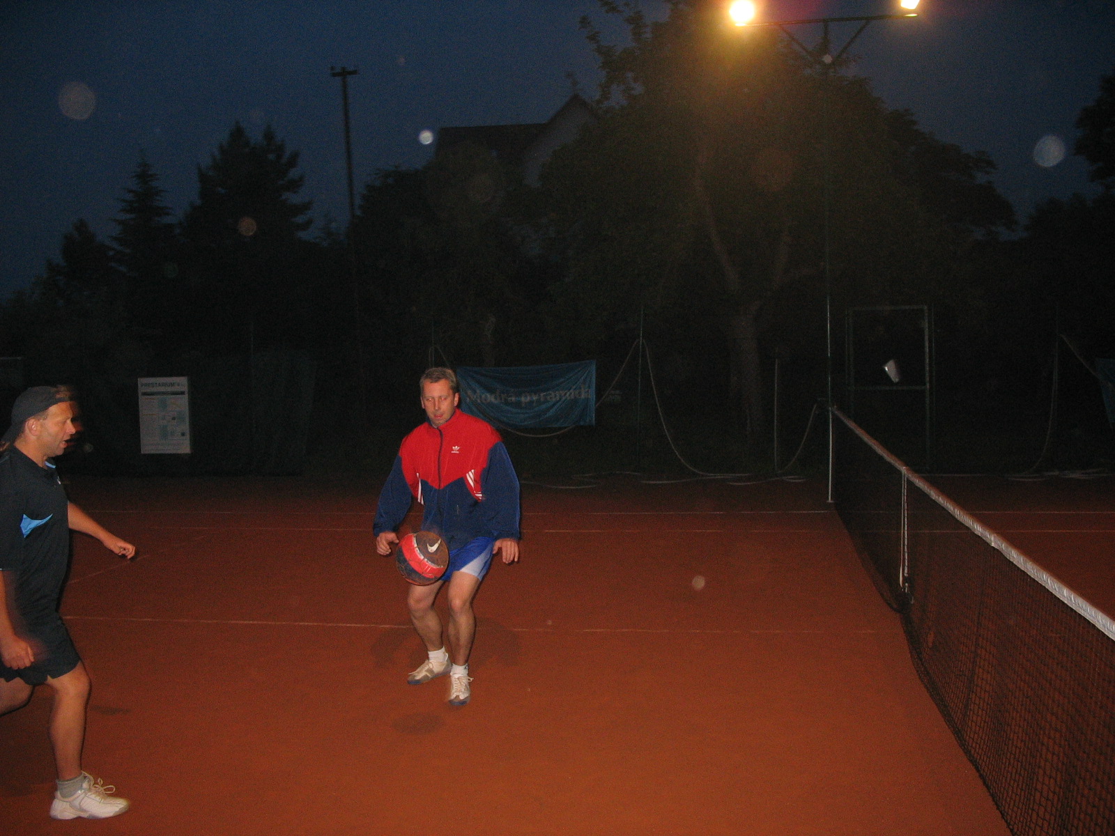 turnaj noční nohejbal 2009 033.jpg